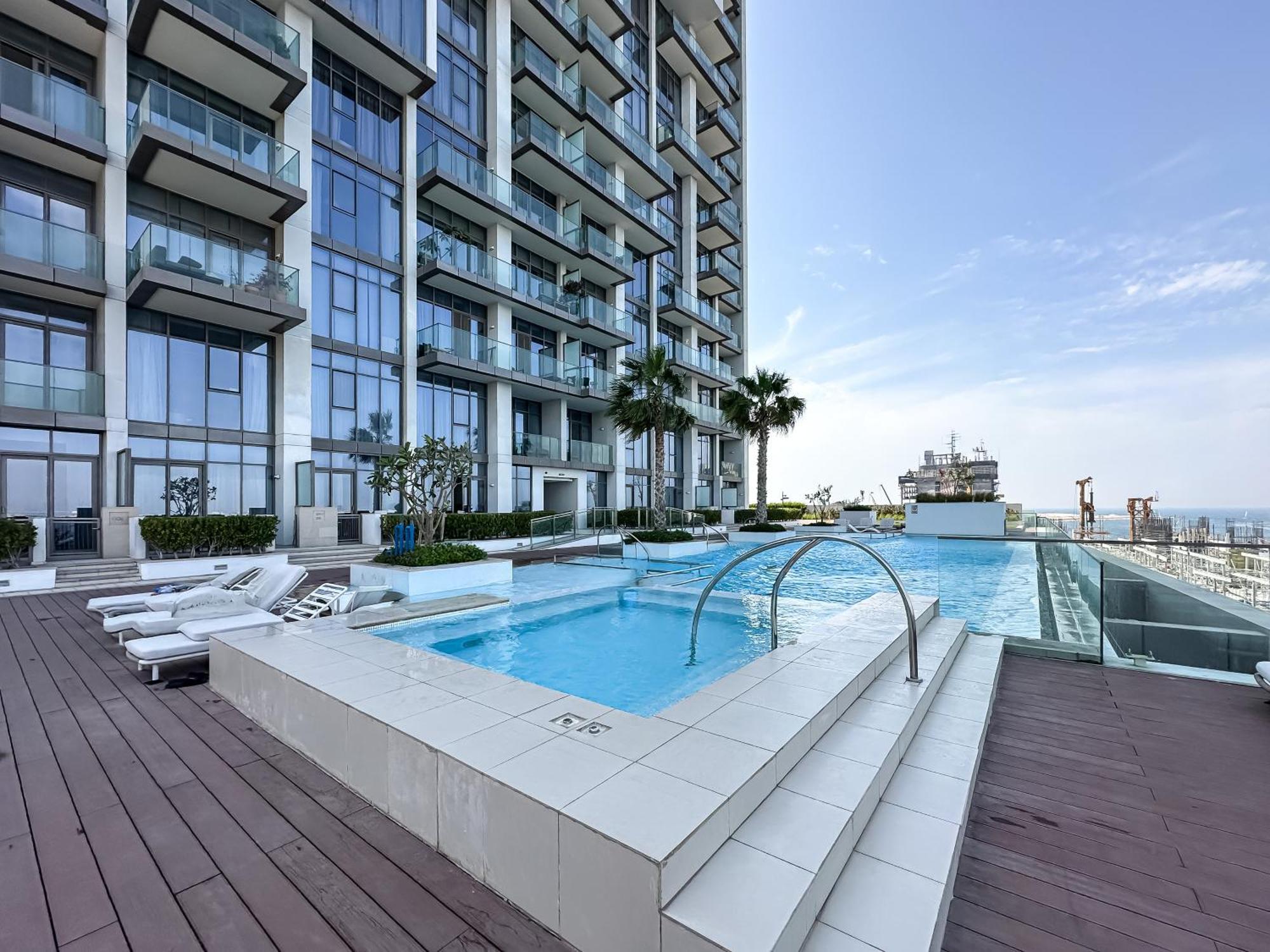 Stunning Sea View With Private Balcony In Appartement